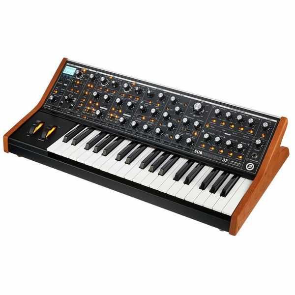 Aluga-se Nord Electro 5D ou Moog Subsequent 37 para espetáculos