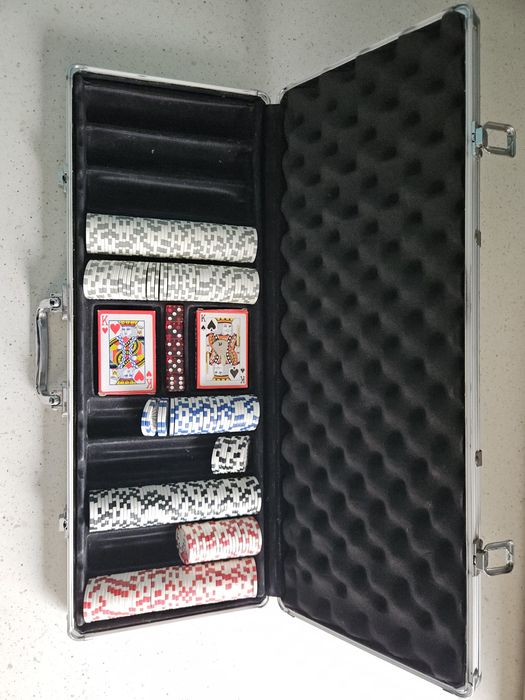 Zestaw żetonów do pokera i kości