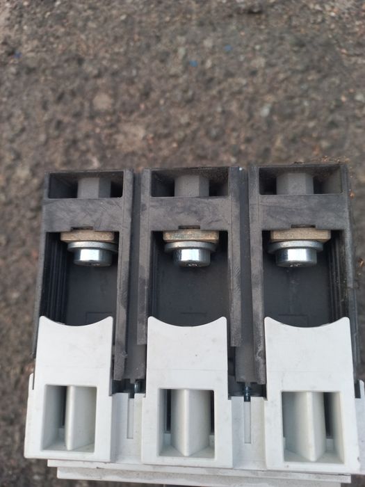 Автоматичний вимикач EATON