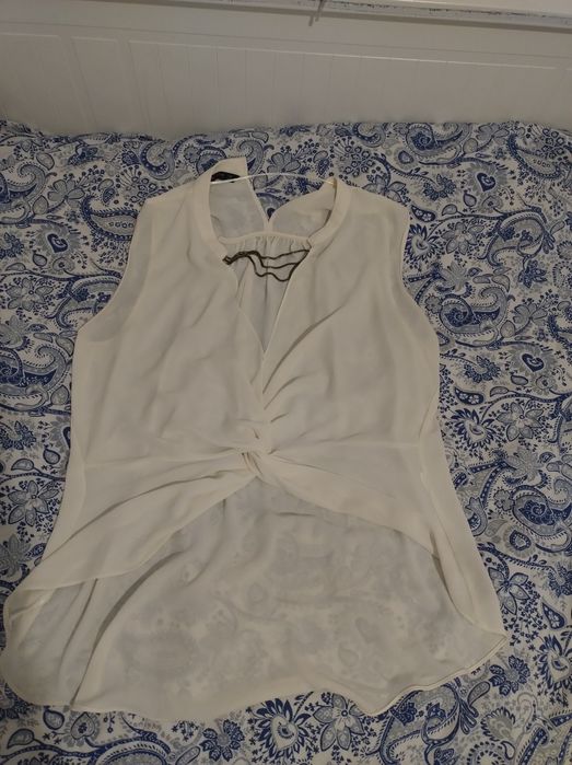 biała prześwitująca bluzka.