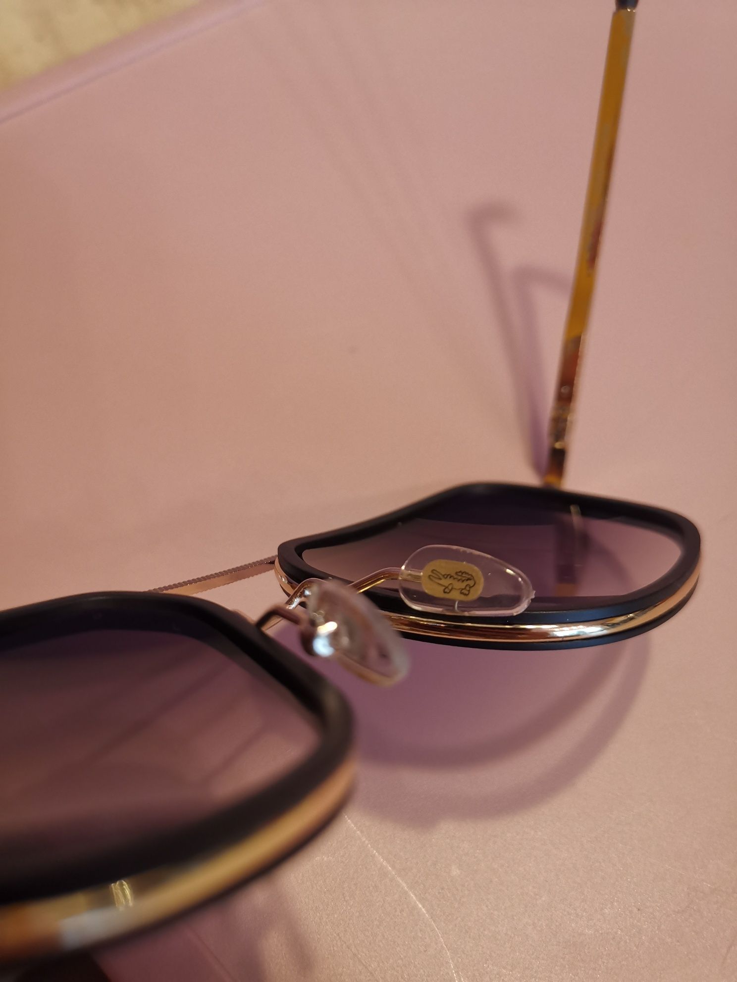 Okulary przeciwsłoneczne czarne złote LACOSTE unisex