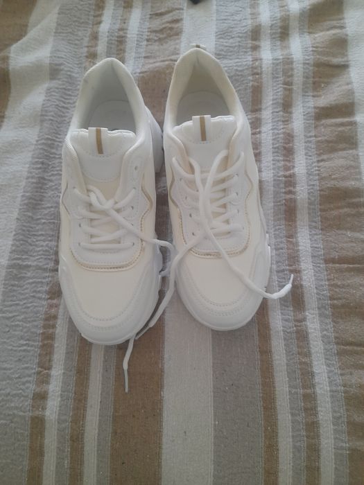 Tênis de senhora uso um dia.