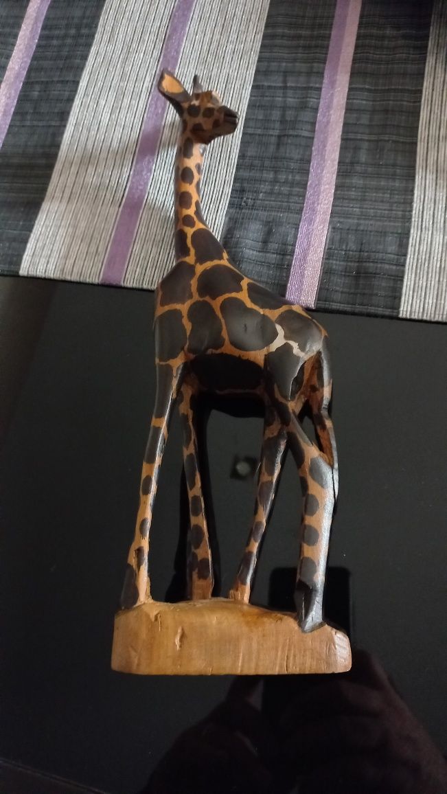Estatueta Girafa em madeira