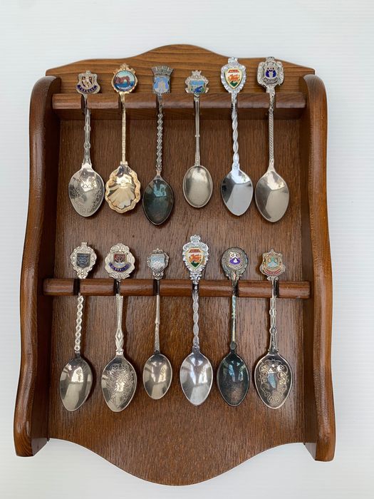 Colheres de coleção com expositor em madeira