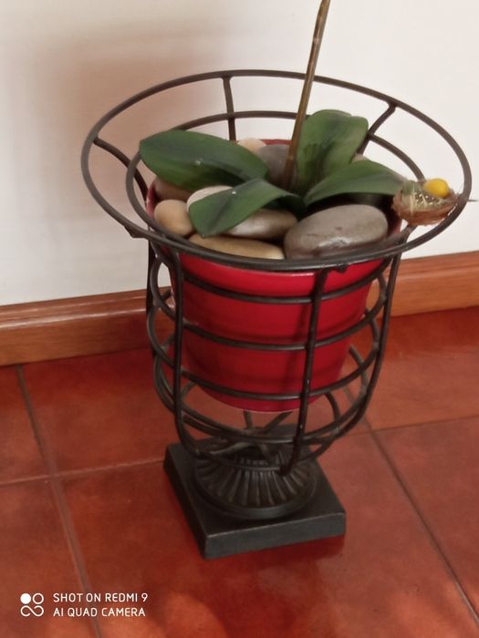 Floreira-estrutura em metal