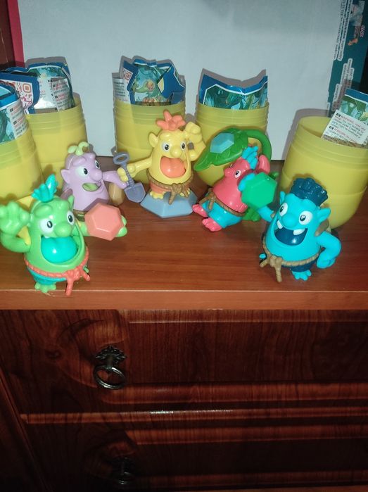 Продам полную коллекцию киндер сюрприз макси applauDU тролли