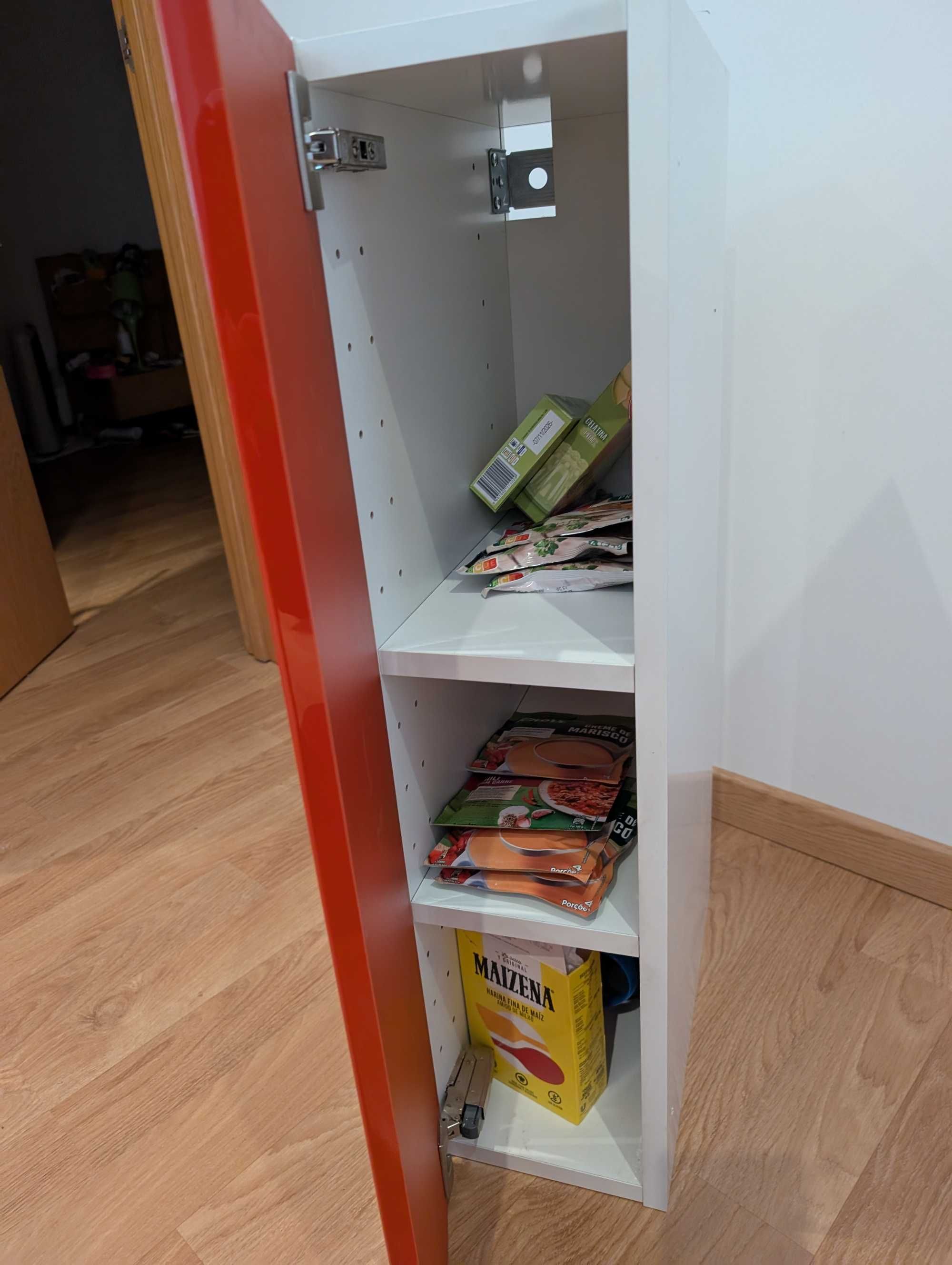 Armário IKEA porta Ringhult vermelha
