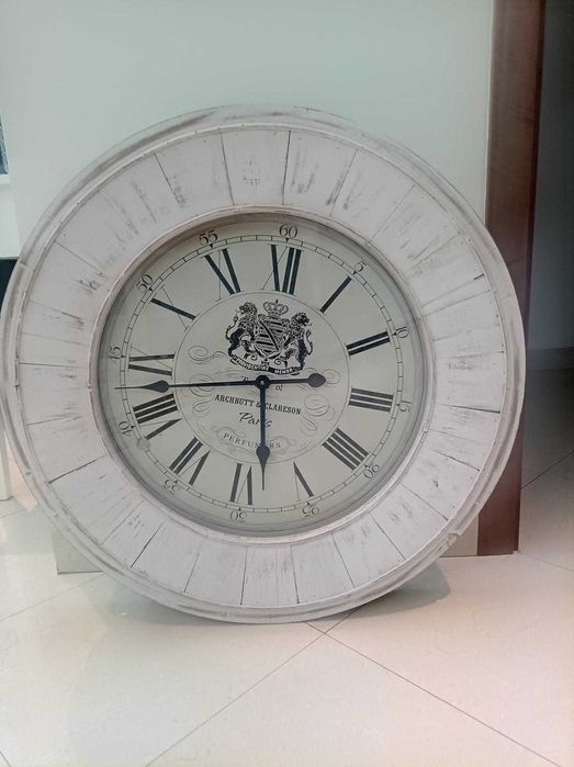 Relógio de parede vintage, em madeira