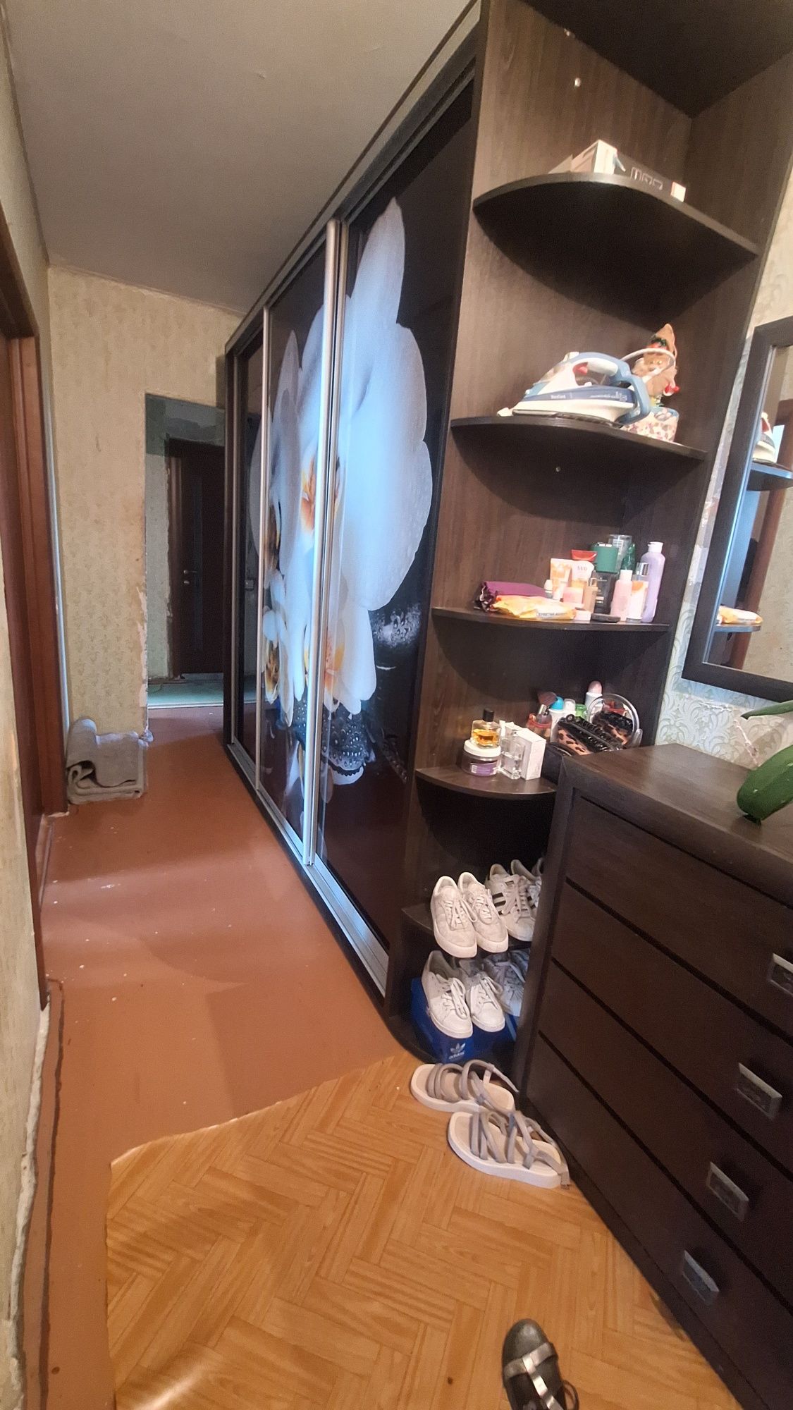 Продам 3 кім квартиру 4/9 з частковим ремонтом