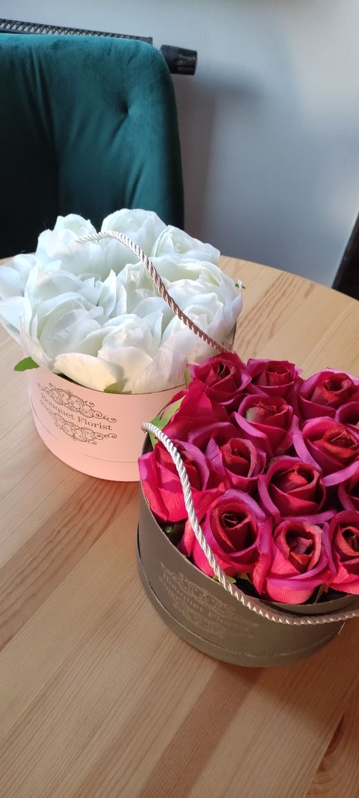 Zestaw bukietów bukiet w pudełku kwiaty sztuczne róże peonie białe