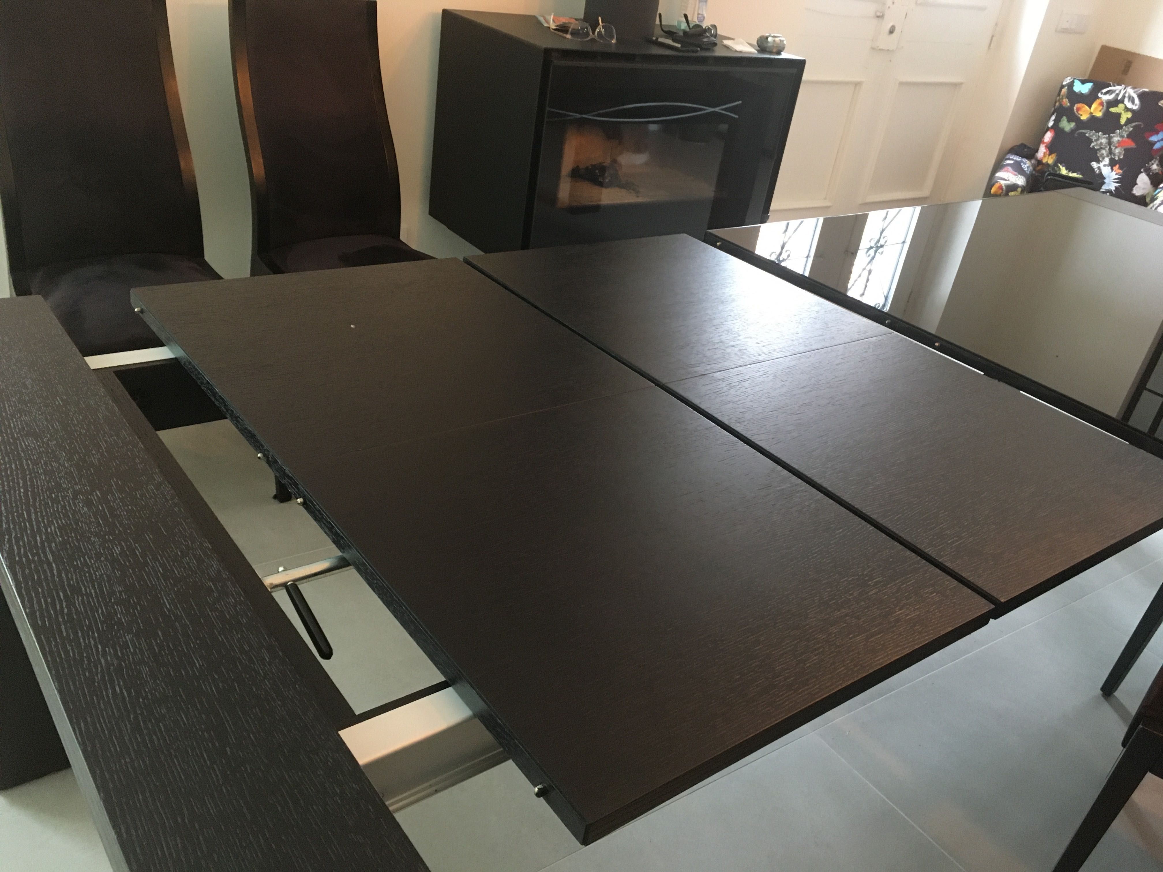 Mesa de jantar com cadeiras mais aparador