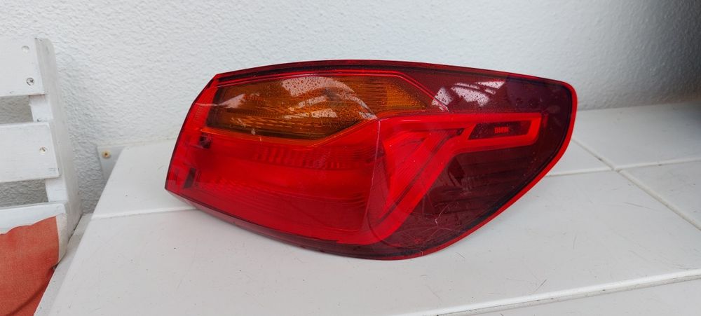 Bmw serie 1 f40 farol traseiro direito com defeito