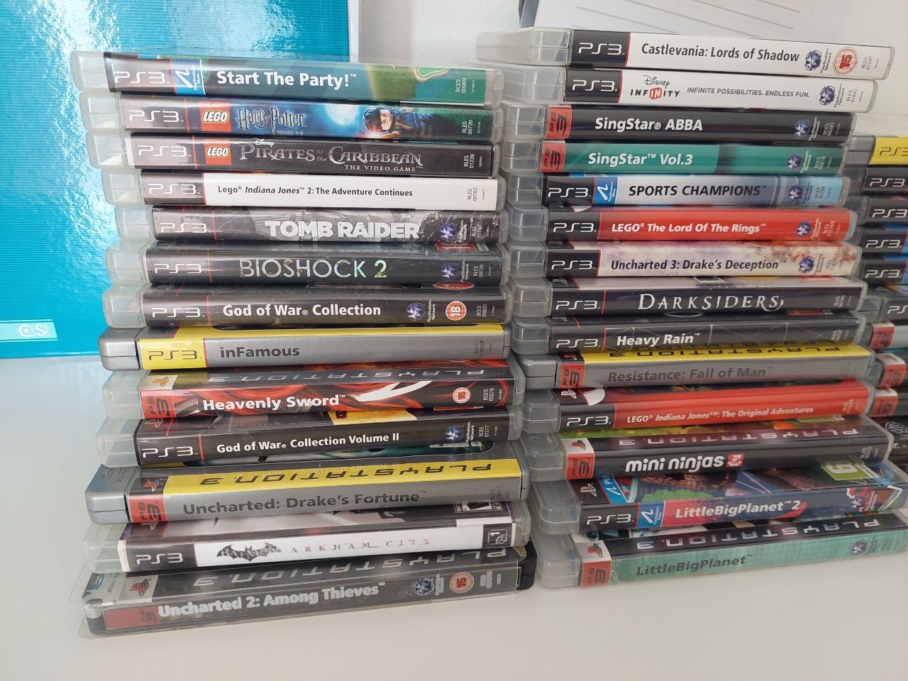 Vendo ps3 com comando e varios jogos