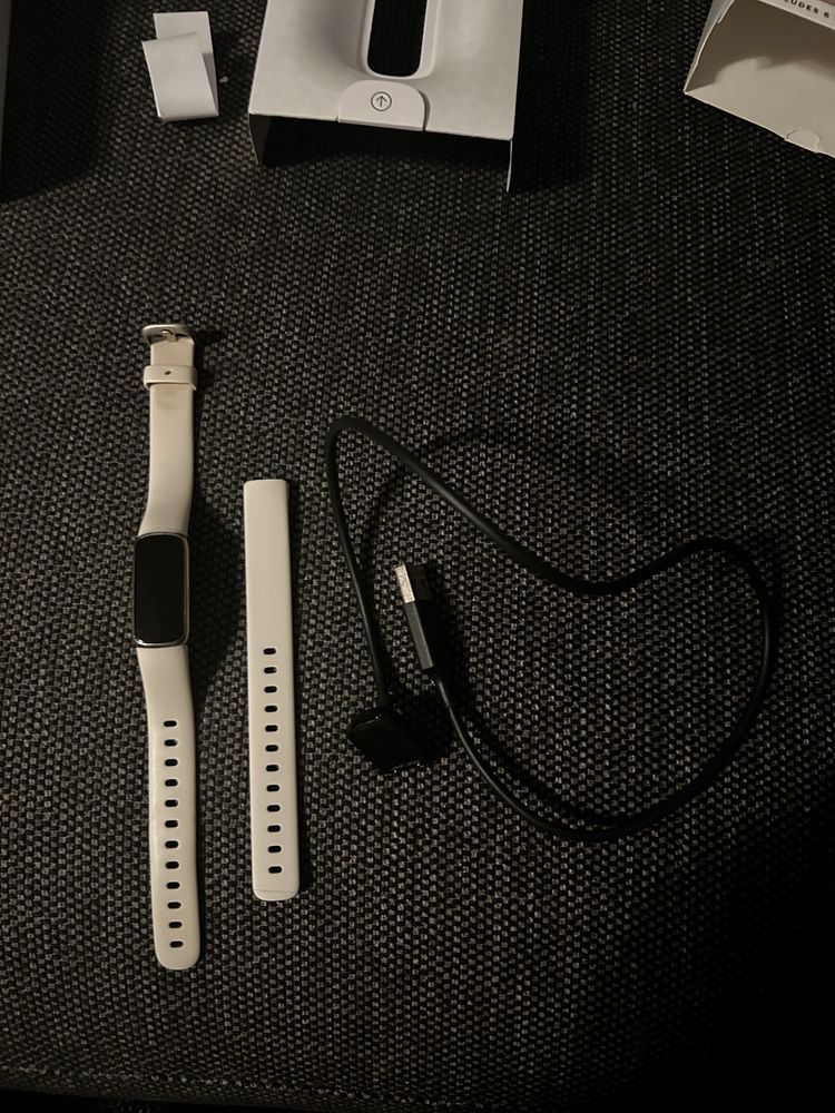 Fitbit Luxe tracker zegarek opaska  funkcyjna