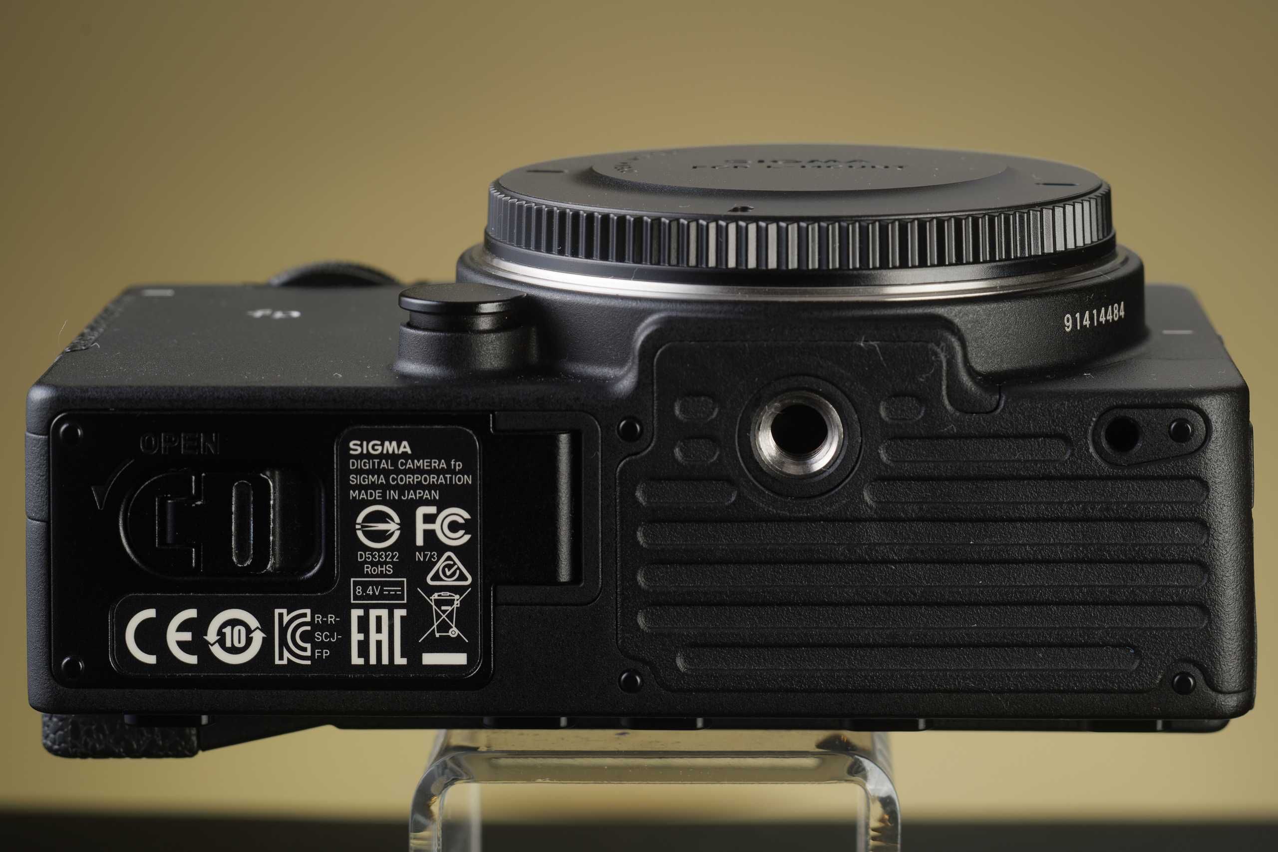 Kamera Sigma FP z klatką i celownikiem EVF11