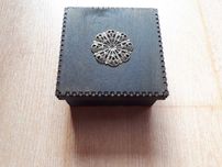Drewniana kasetka, szkatułka - wym. 10 x 10 x 5 cm