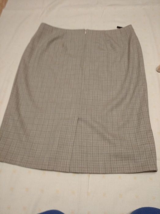 Світла спідниця в дрібну клітинку