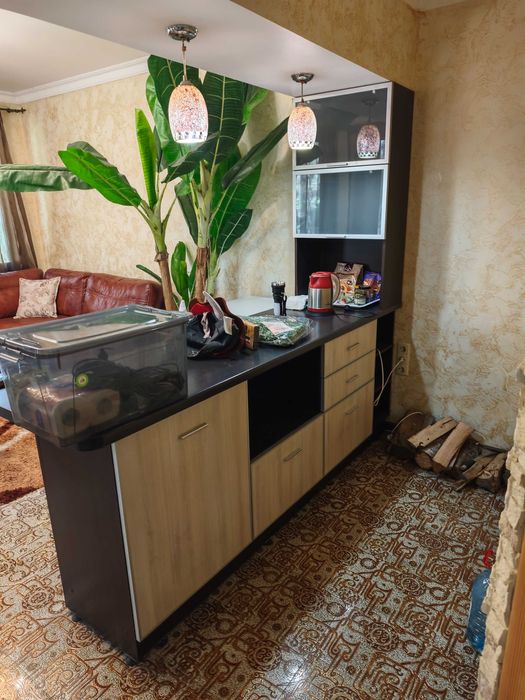 Кухня з полицями барна стійка компактна