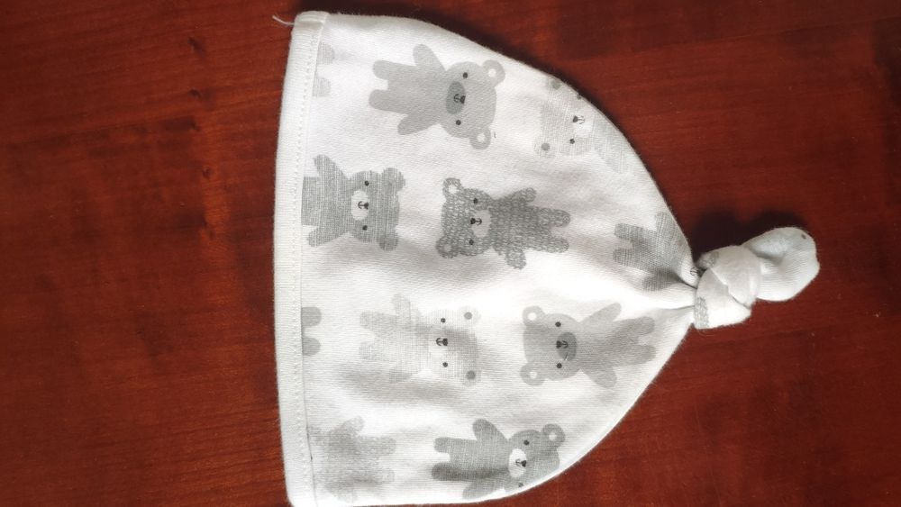 Czapeczka biała z misie od Nutmeg