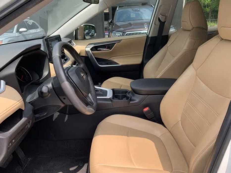 Toyota RAV4 XLE Premium      2021