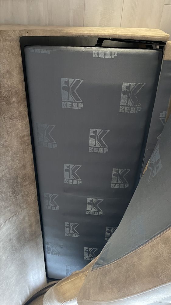 Продам шкіряний диван КЕДР з двома кріслами в комплекті