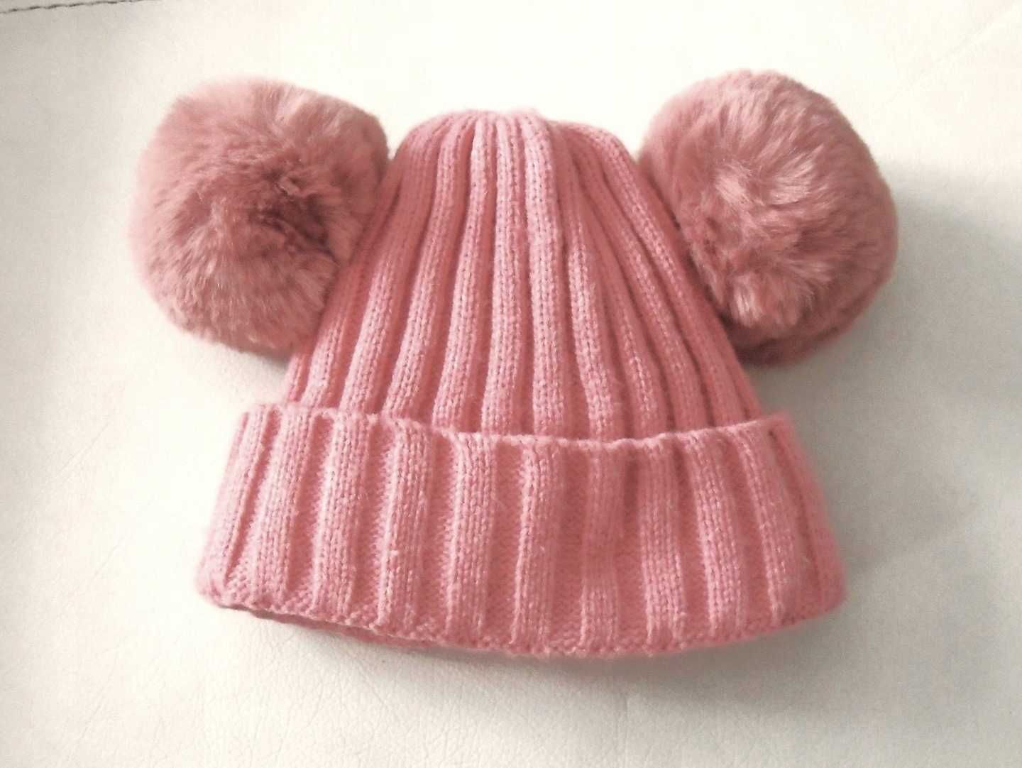 Piękna zimowa czapka z pomponami i ociepleniem