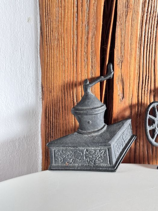 Żeliwny młynek do kawy, retro zawieszka do kuchni