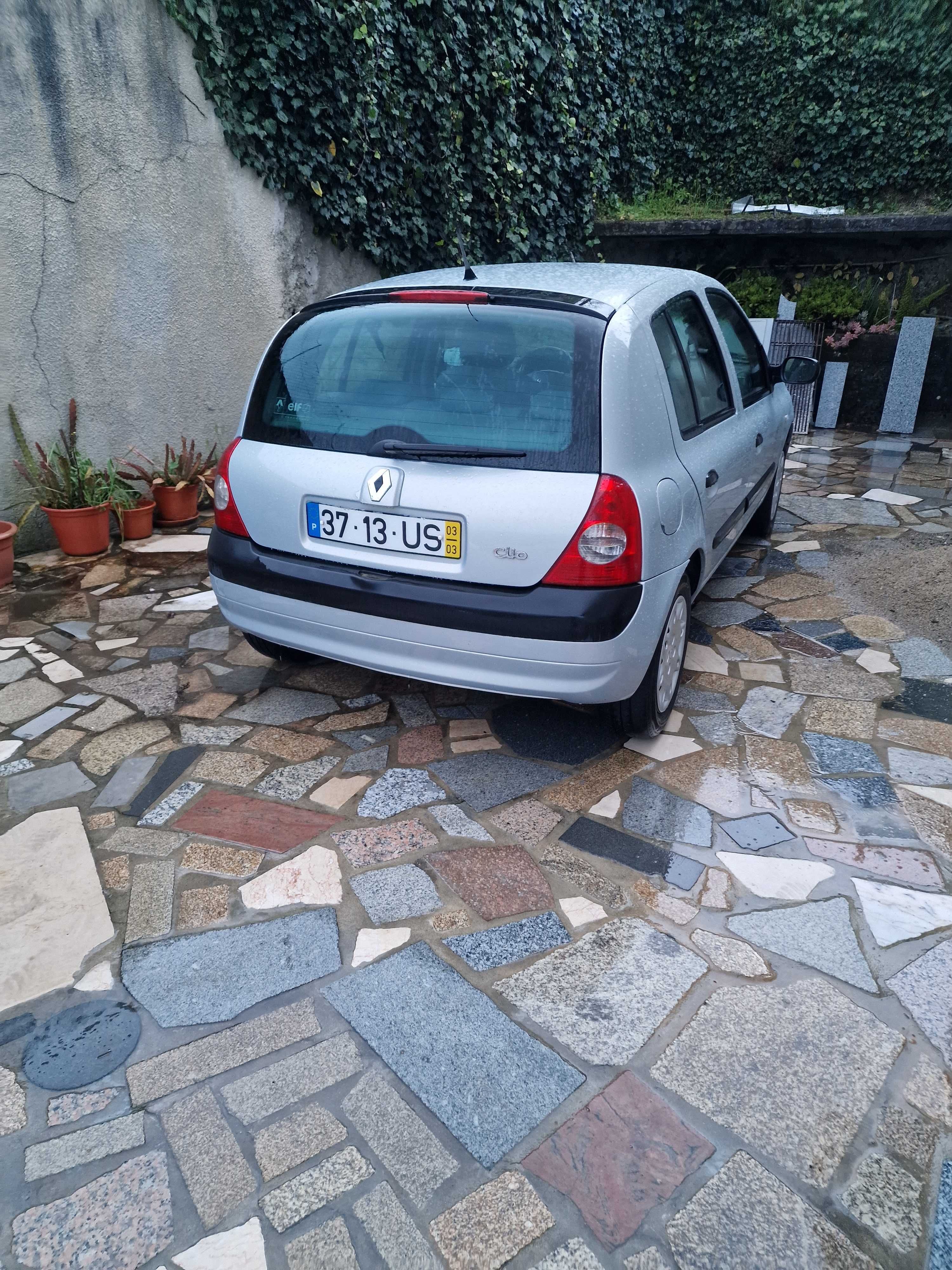 Renault clio cinzento