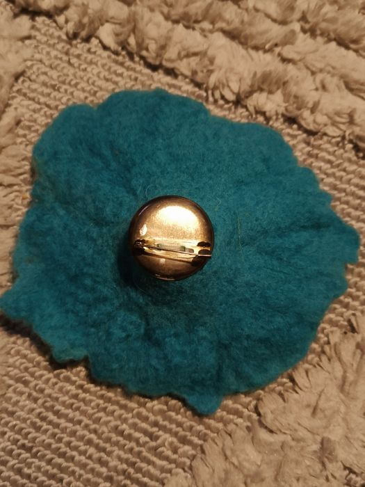 Broszka z filcu duża.