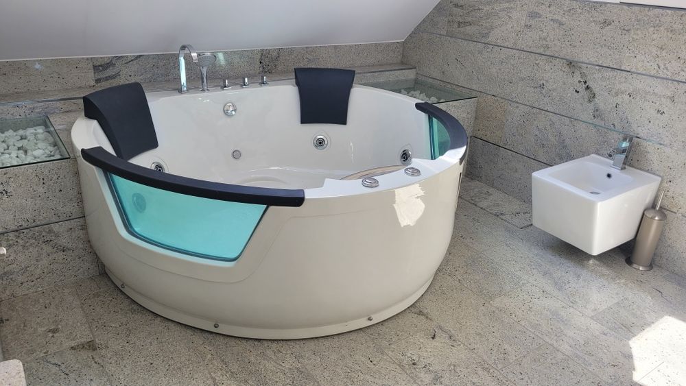 Duża wanna z hydromasażem