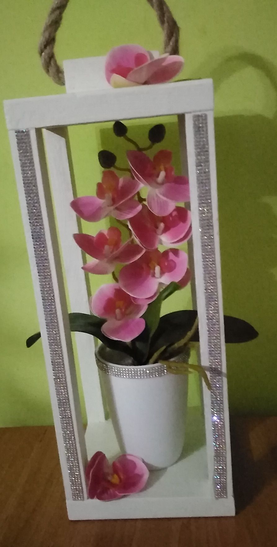 Storczyk w lampionie drewnianym z swiatlkiem Led
