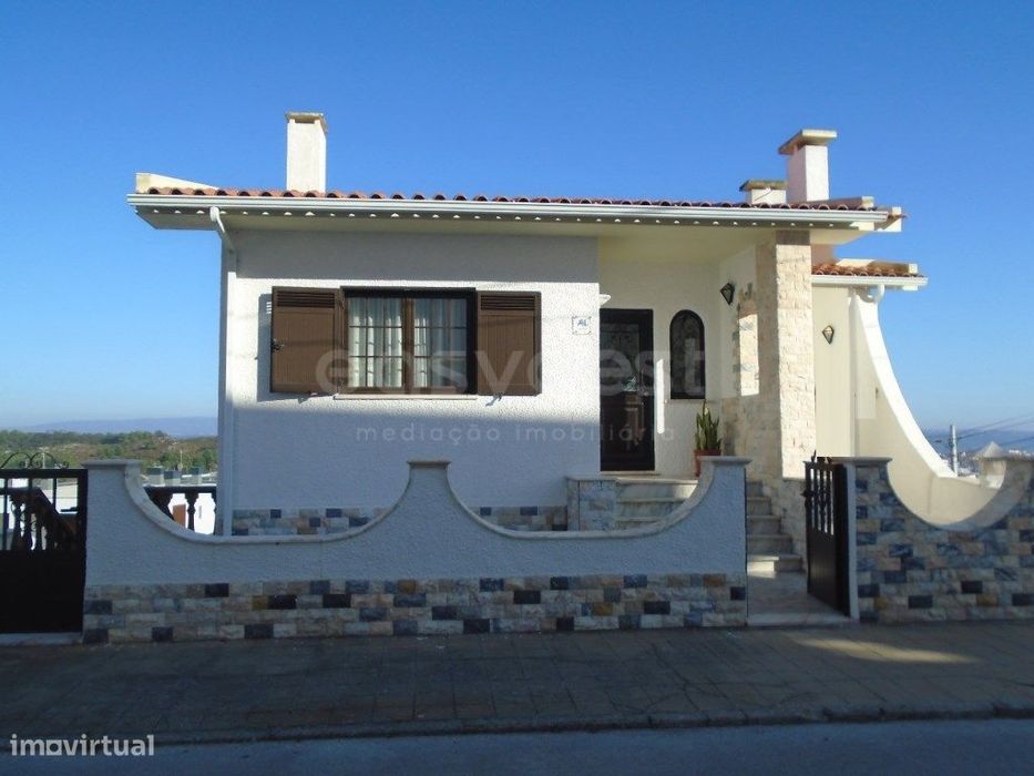 Andar de Moradia T2 Mobilado - no Sítio da Nazaré