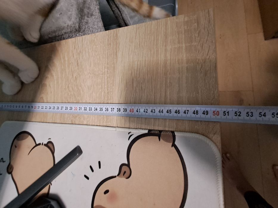 Biurko i witryna.