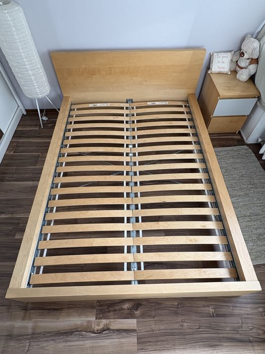 Łóżko 140x200 z materacem i szafka nocna