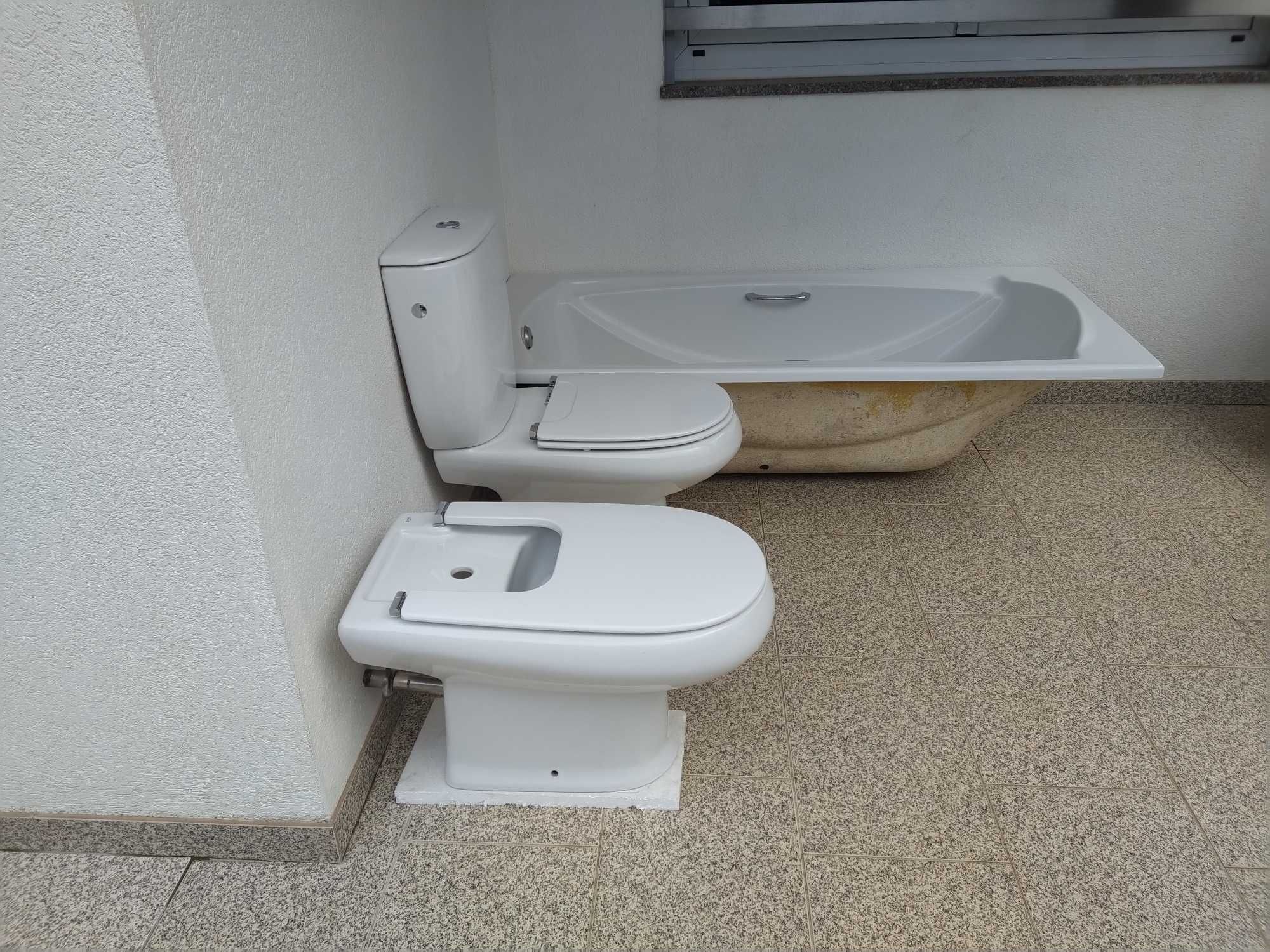 Conjunto de sanitários marca Roca