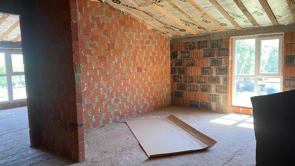 Продається 4-кімнатна квартира в новому малоквартирному будинку.