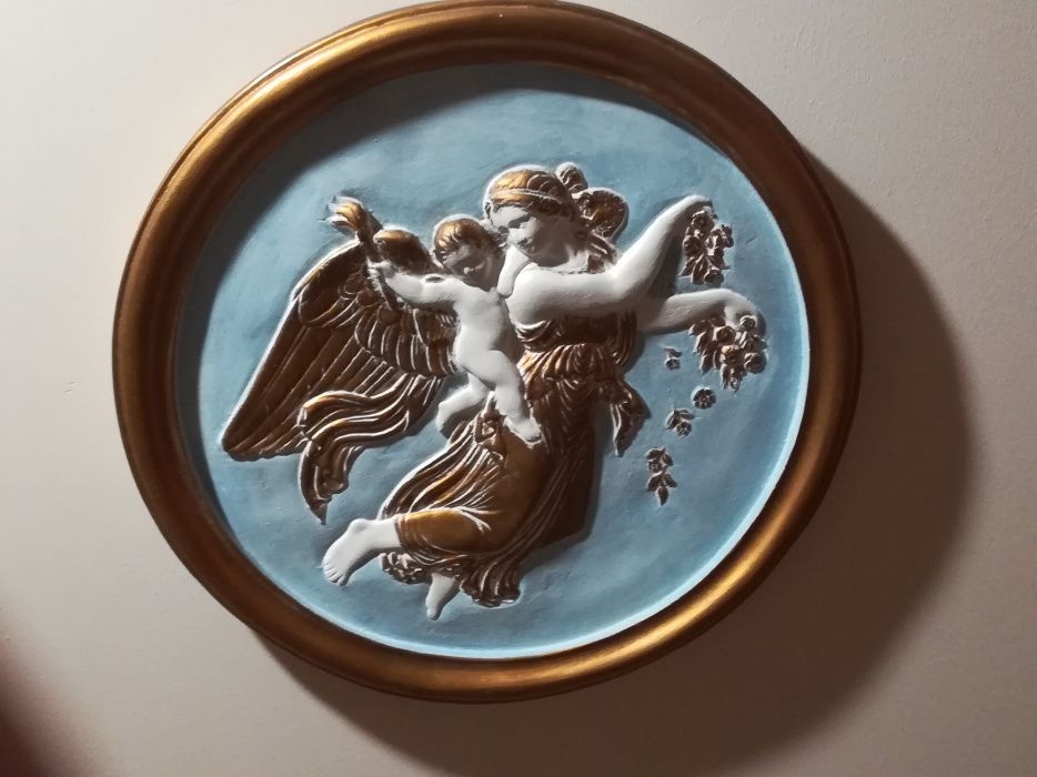 Medalhão de gesso pintado com rebordo dourado