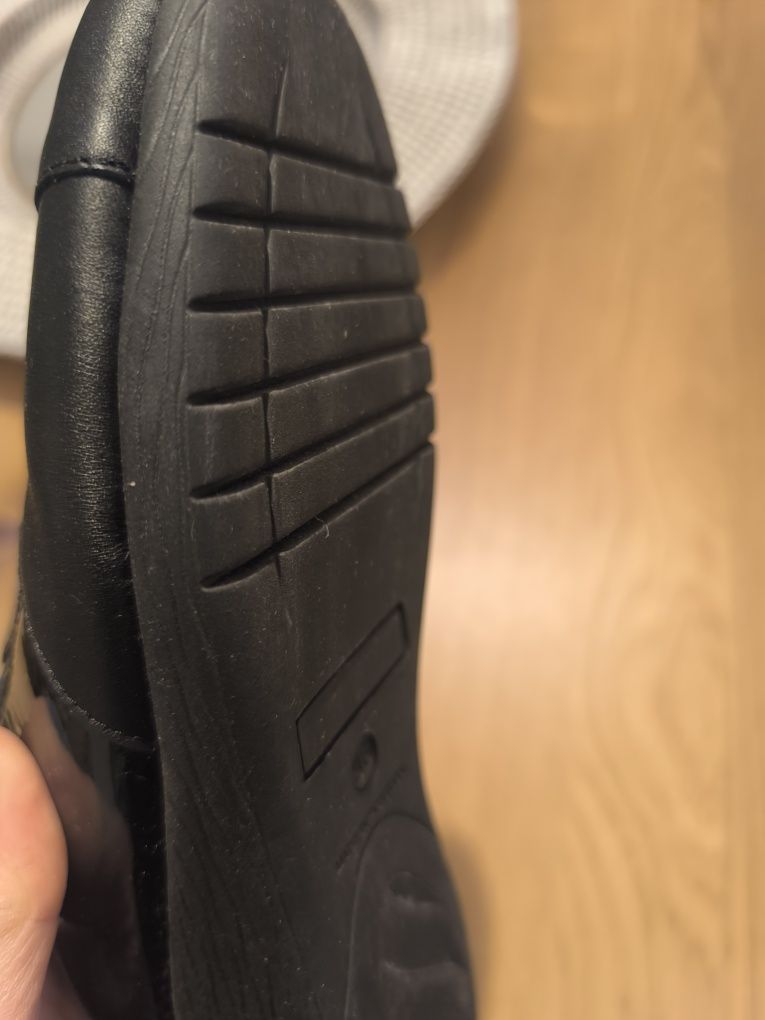 Sapatos pretos confortaveis
