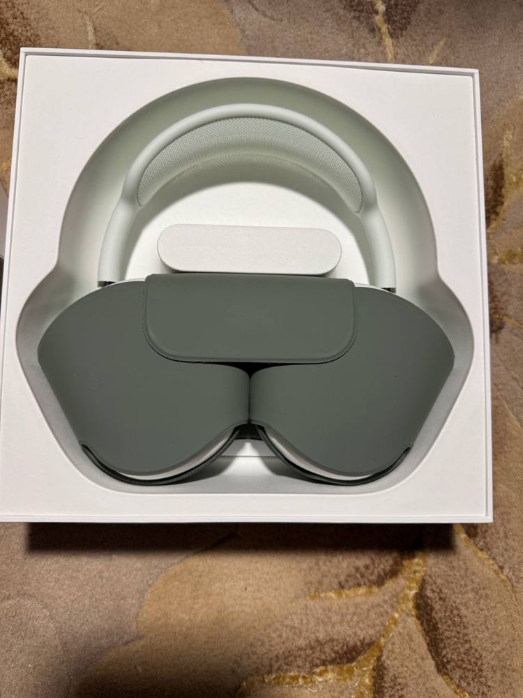 AirPods Max Green open box