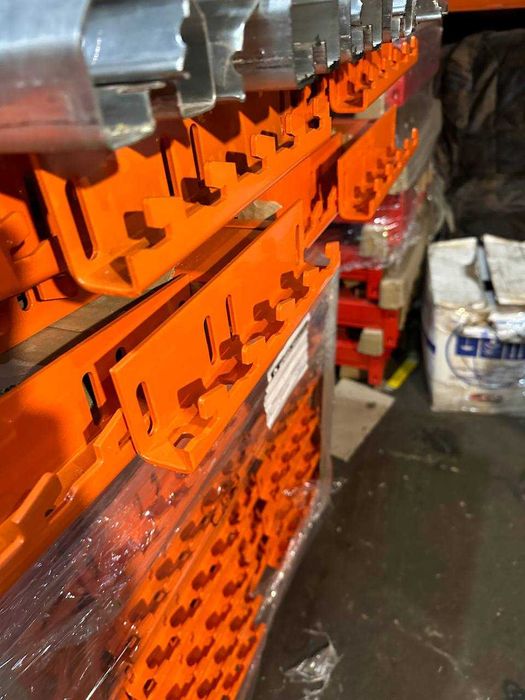 Стелажі складські б/у: вигідно та надійно.