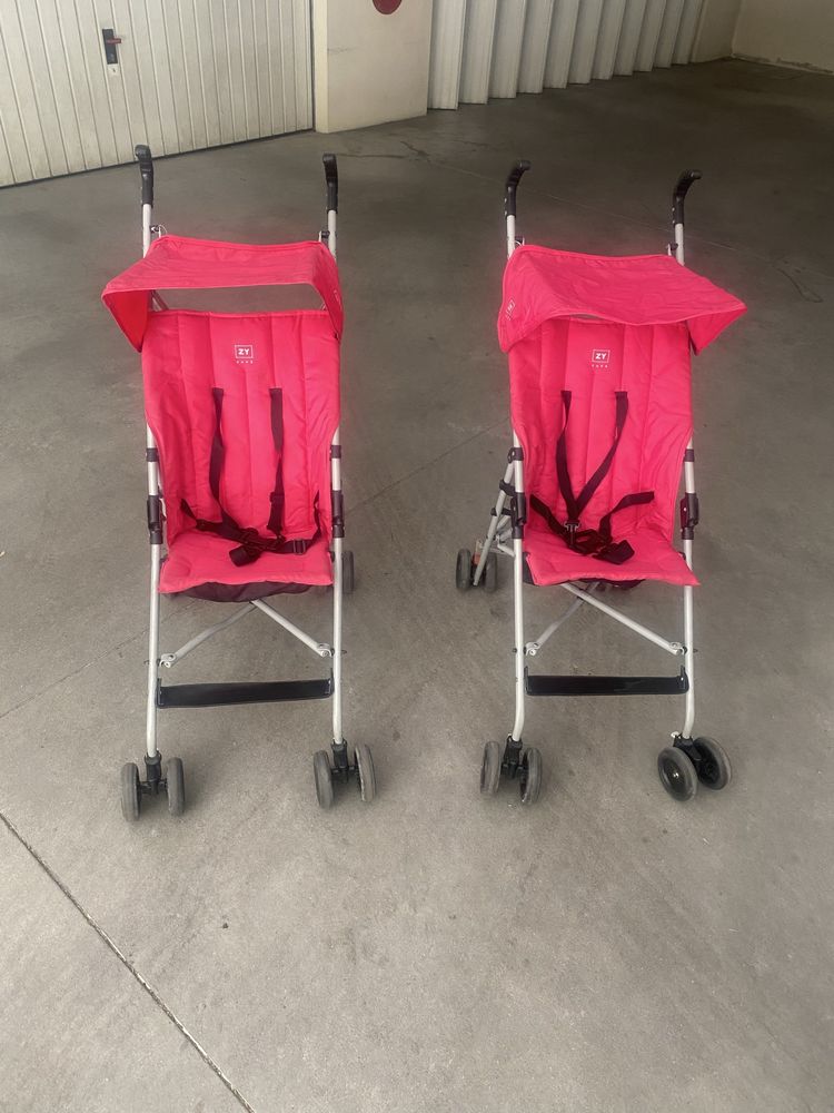 Dois carrinhos de bebé em bom estado .