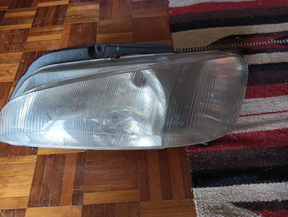 Farol / Ótica direita Peugeut 206 	Em bom estado