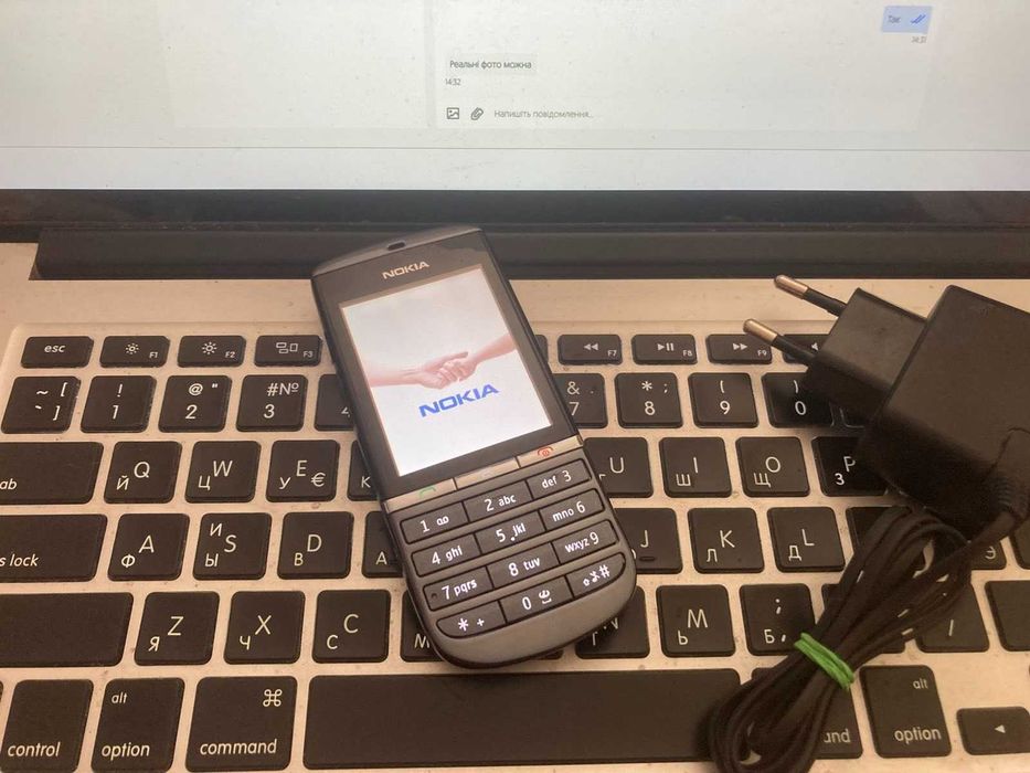 Телефон Nokia Asha 300 "машина часу"