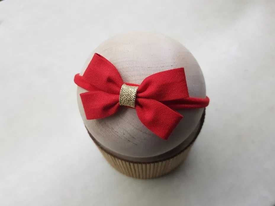 Czerwona opaska kokardka złoty środek święta sesja zdjęciowa