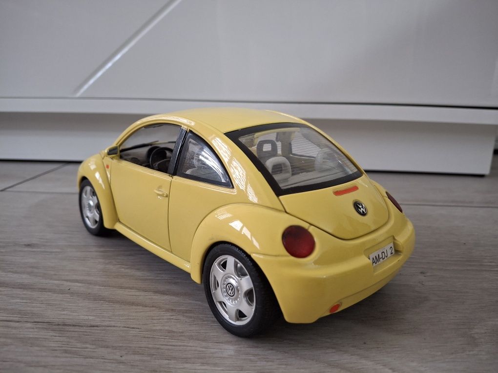 Samochód Kolekcjonerski Volkswagen New Beetle Garbus 1998 Bburago 1:18