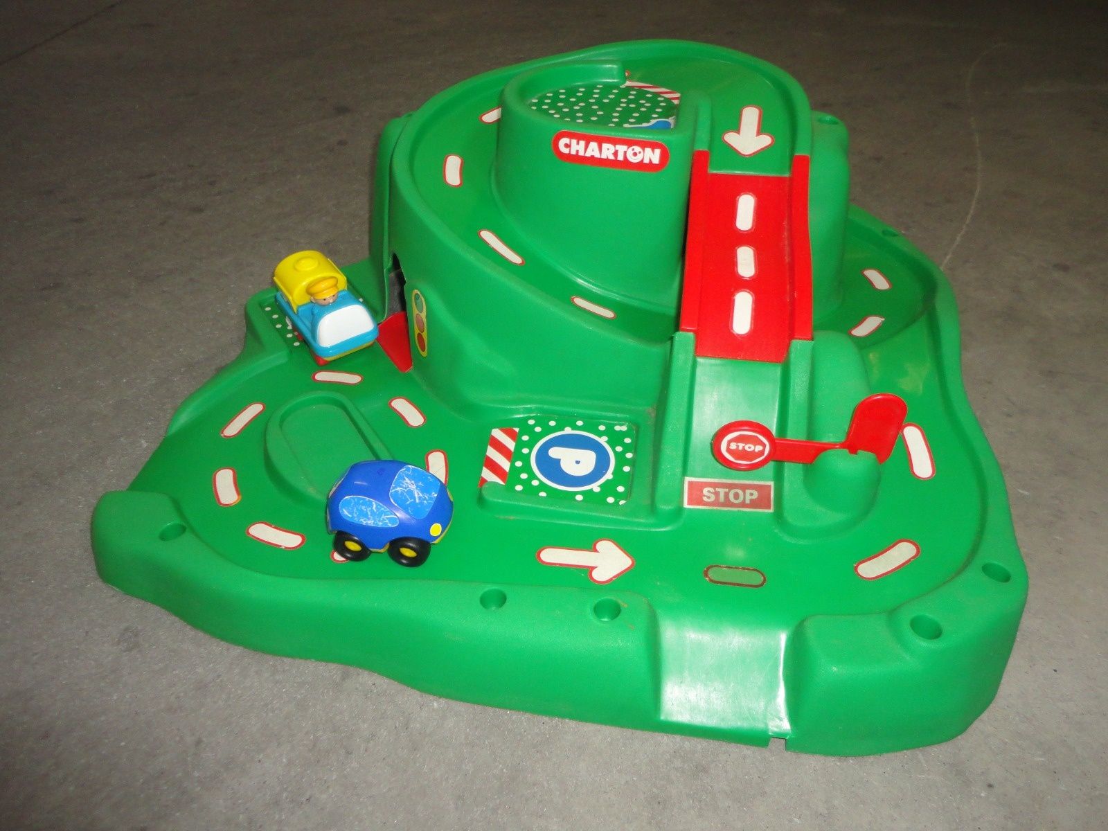Pista de carros e aviões (criança)