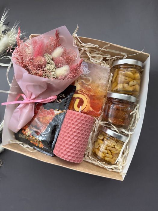 Подарунковий набір на день народження. Подарунок.  Подарунковий бокс.