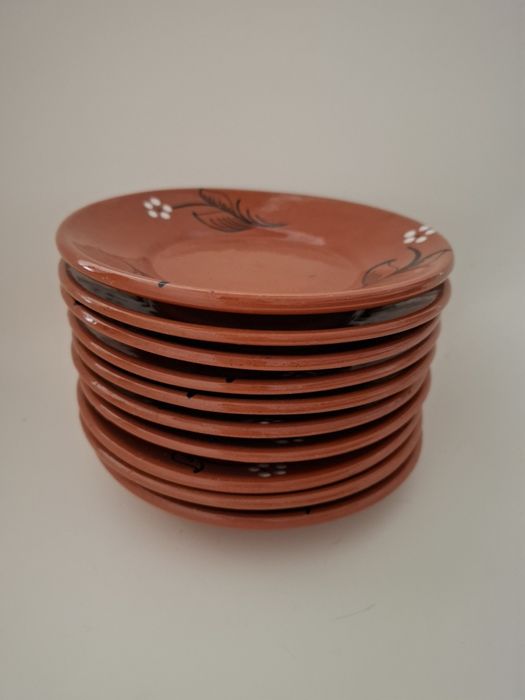 10 pratos em barro vidrado