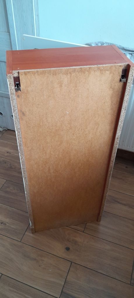 Półka zamknięta wisząca