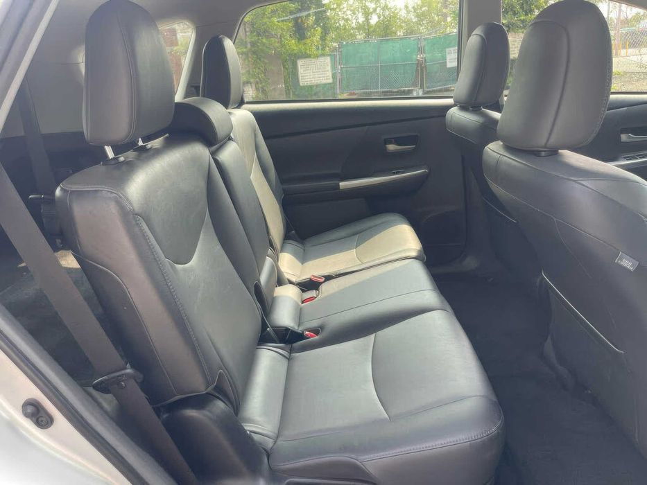 Toyota Prius v Five      2014